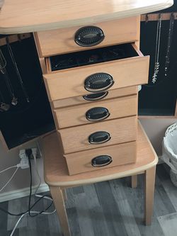 Jeweler , 39 High 16’ 11 Broad