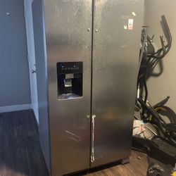 Whirlpool Side By Side Fridge With Icemaker