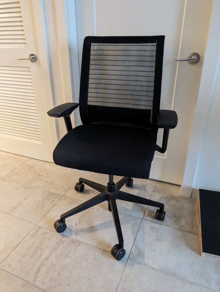 Comfortable mesh backing office chair