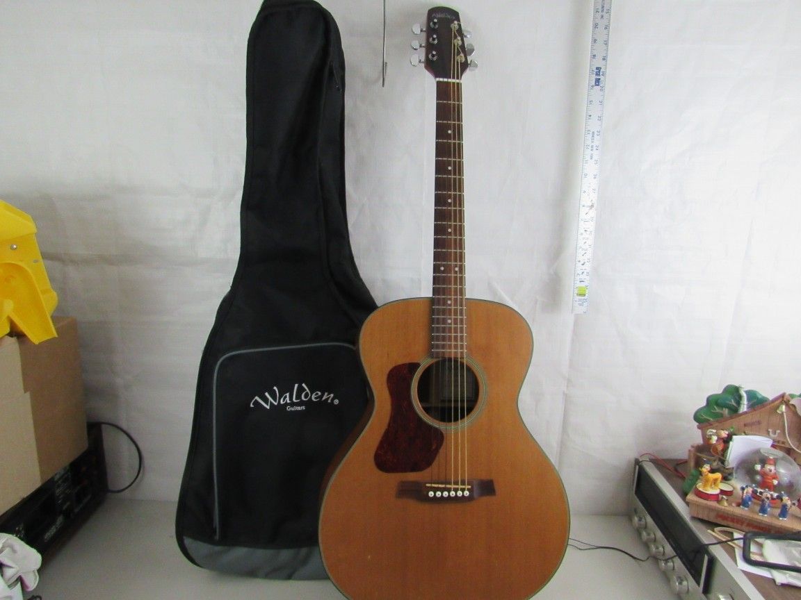 Walden Natura Left Hand Acoustic Guitar Model # G570L & Gig Bag


