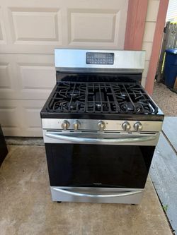 Gas stove in good condition. Free delivery and installation
