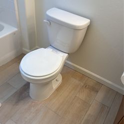 New Toilets Standard Size Round Brand Gerber