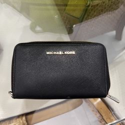 Michael Kors zip‐around black wallet