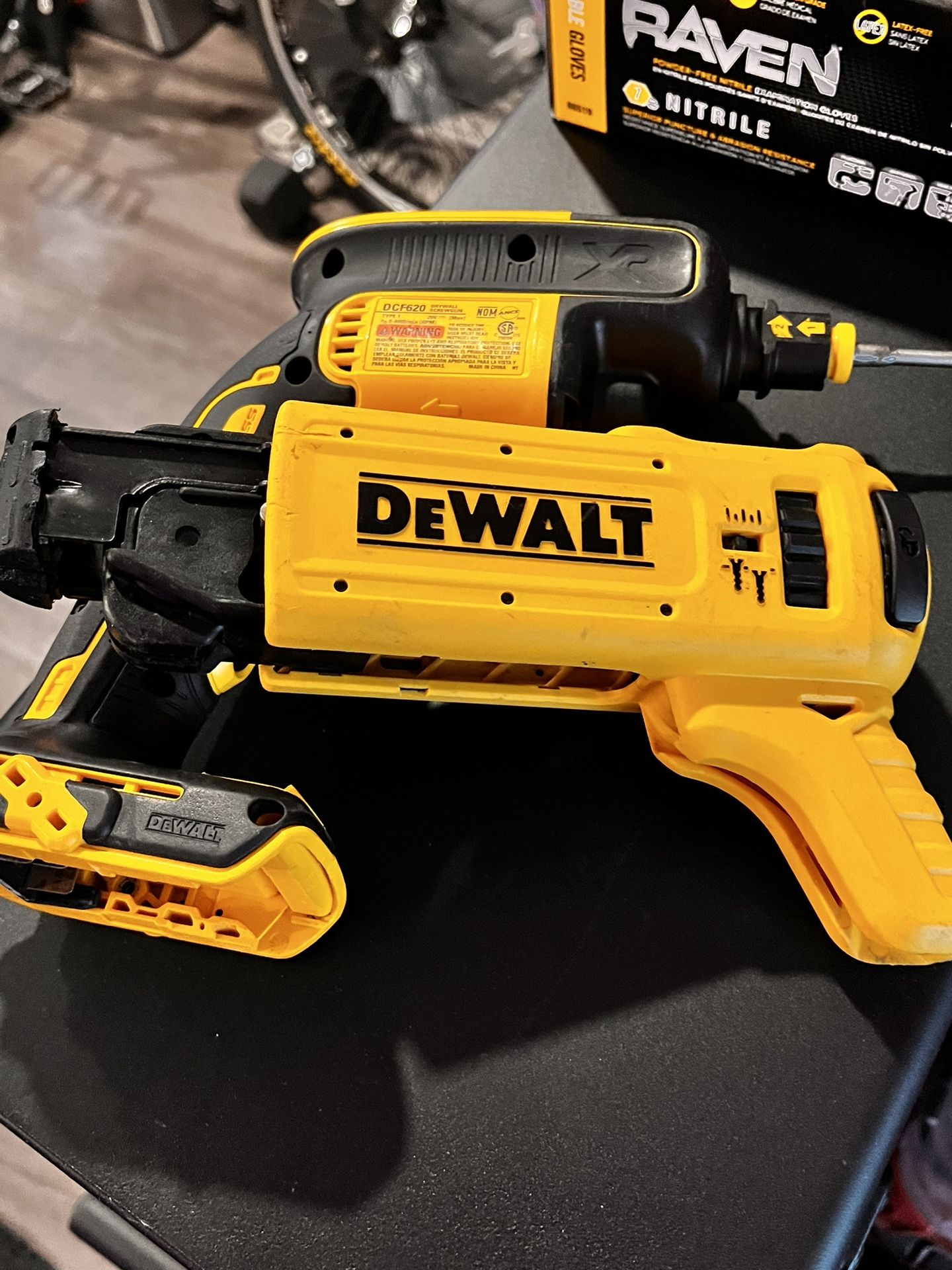 DeWalt 20V MAX XR Brushless Cordless Drywall Screw Gun & Collated Drywall Screw Attachment