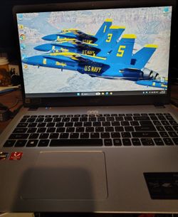 Acer Aspire 5 A515-43-R6DE. AMD Ryzen 7 3700U processor, 512GB SSD, 16GB RAM, Radeon graphics and a 15.6-inch 1920 x 1080 LCD.
