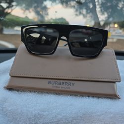 BURBERRY Black shades (4397)
