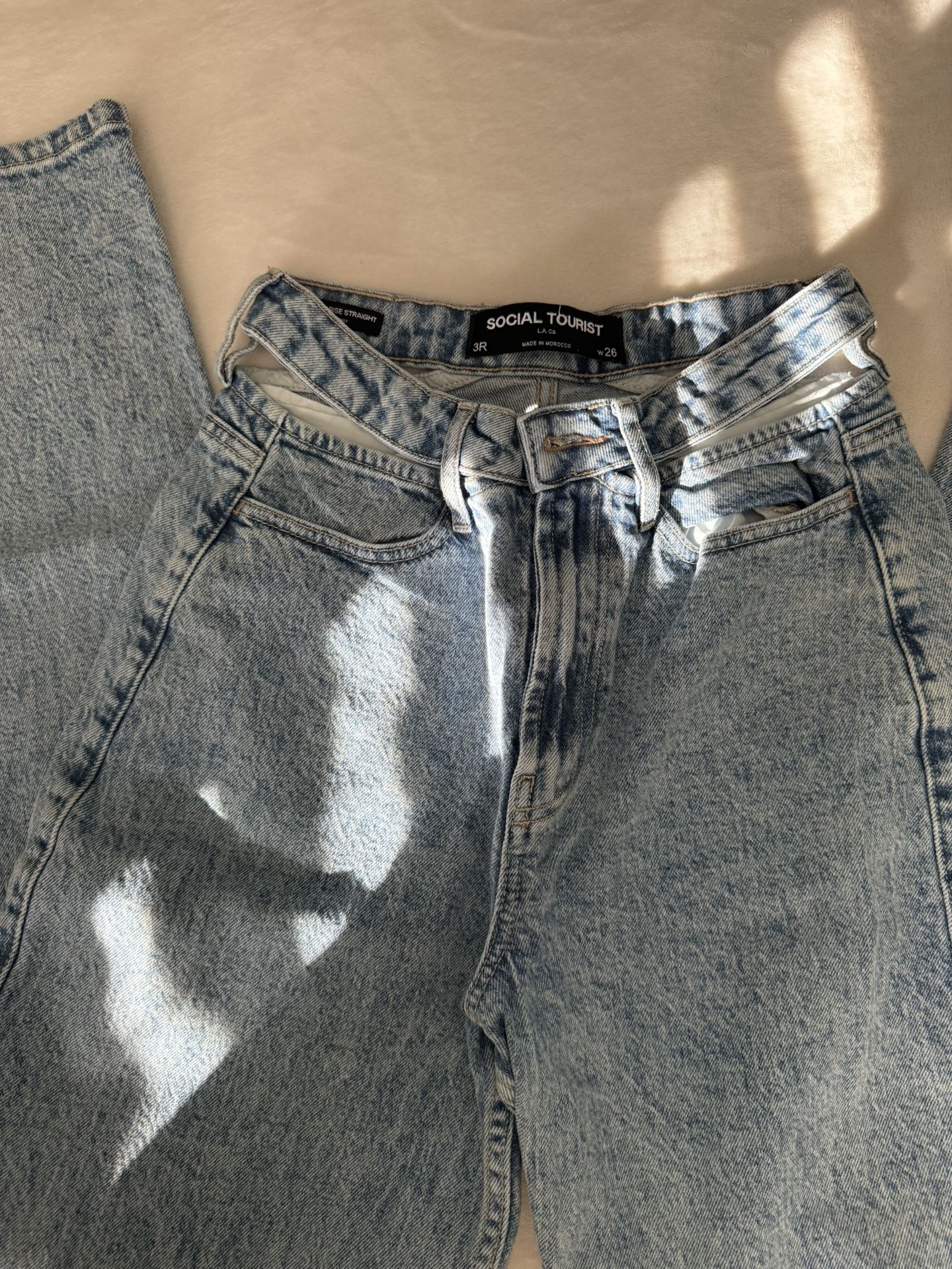 ULTRA HIGH RISE STRAIGHT JEANS