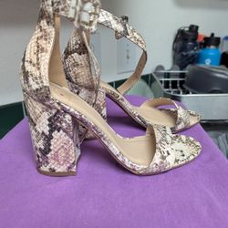 Wild diva snake print heels, size 5.5
The heel is about 3 and 3/4
Never been warn