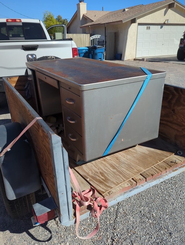 Free 50's Tanker Desk - Steel
