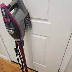 New Cond SHARK   VACUUM WITH AMAZING POWER SUCTION. , WORKS EXCELLENT.  , IN THE BOX 