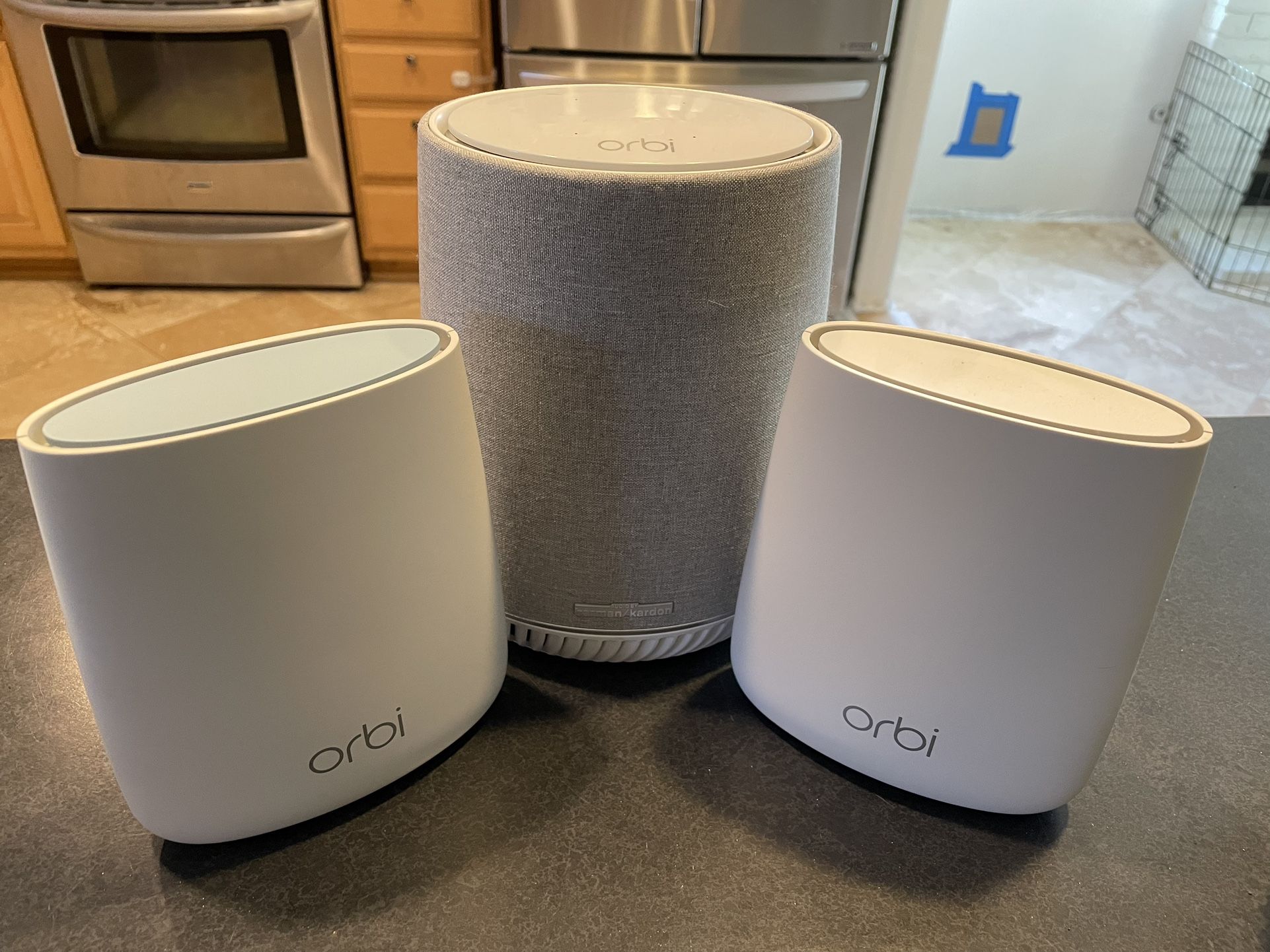 Orbi RBR20 Mesh Wifi + 2 Satellites (one Harmon Kardon Speaker)