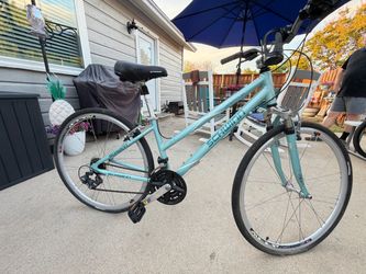Schwinn Avenue Hybrid Bike