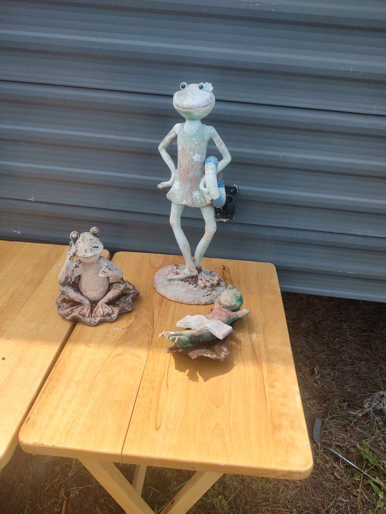 Outdoor Frog Statues 