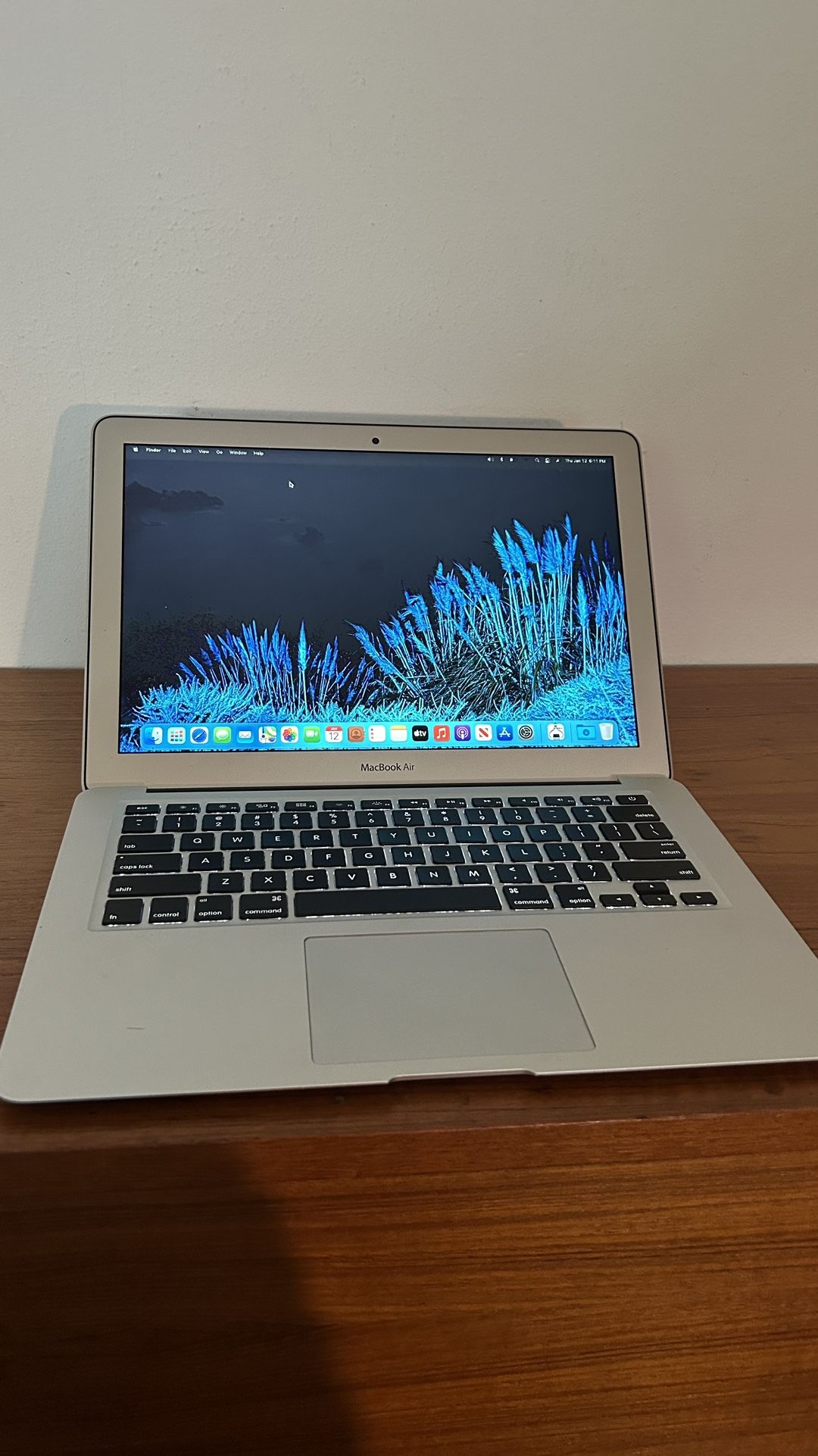 Apple MacBook Air 13” I5/8GB/256GB SSD $200