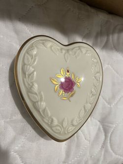 Lenox Heart-Shaped Decorative Box approx L6” W5”