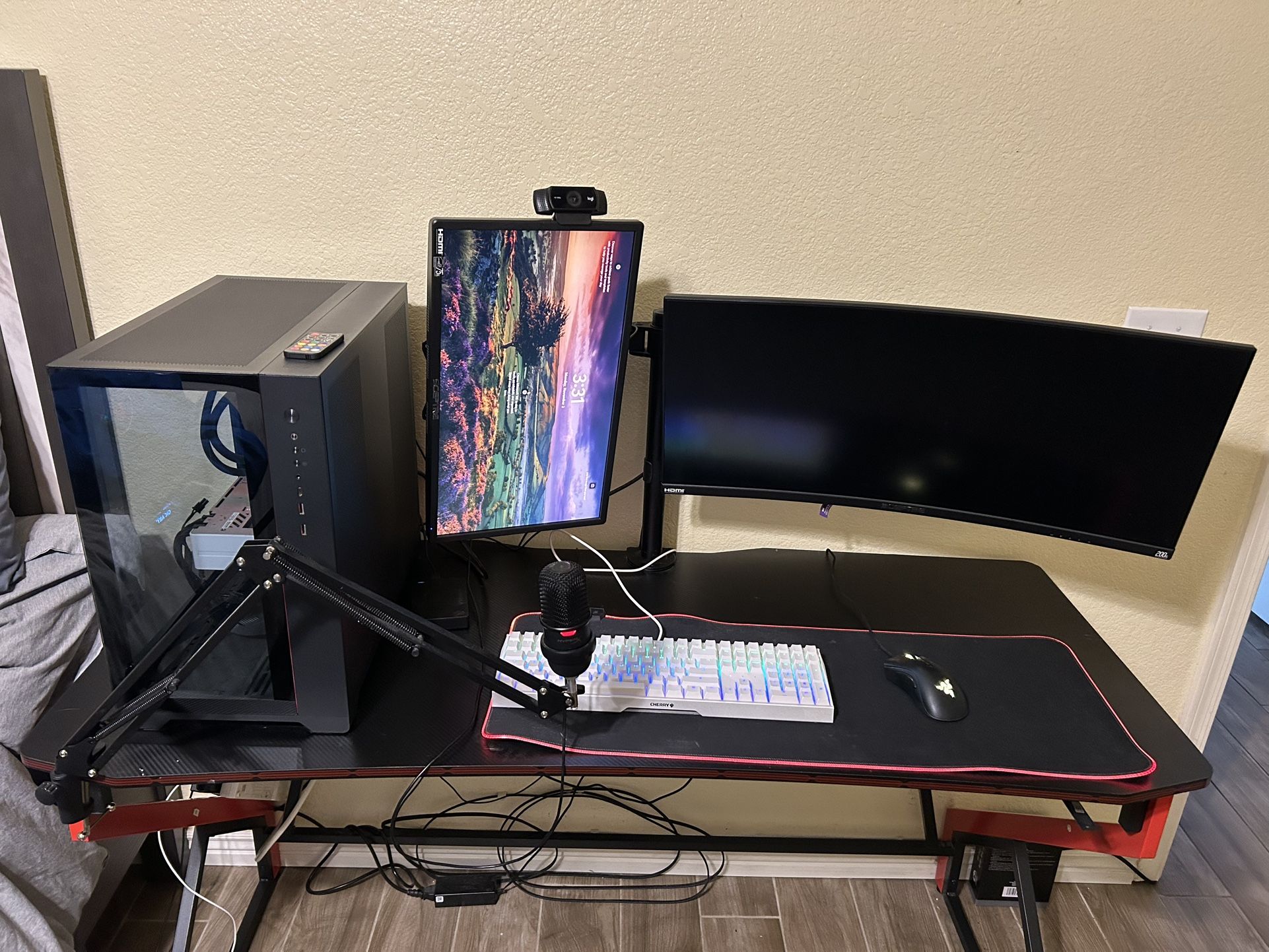 Gaming PC, Monitors, & Desk Set Up