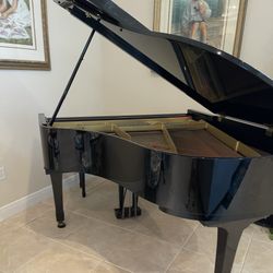 Yamaha G2 Grand Piano Ebony Polished Finish. 5’7”