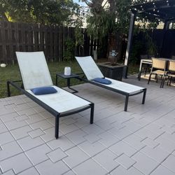 Free Lounge Chairs