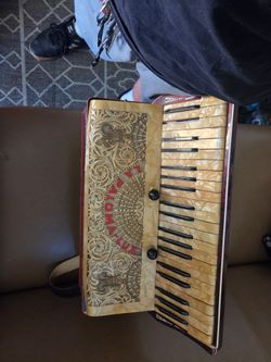 HENNICKE Piano key ACCORDION $250obo