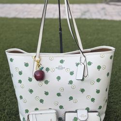 Coach Apple Print Tote, Wallet, and Card Case with FREE apple charm/3 piezas Coach con llavero