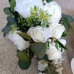 3 Ivory Bridal Bouquets of artificial flowers White, vases not included

Condition is used twice
$60 for largest bouquet
$20 for 2 smaller bouquets

M