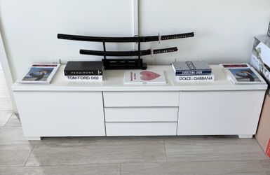 For Sale: White Media Stand. White Gloss with Aluminum Finish