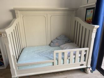 Heidi Klum Truly Scrumptious convertible Crib, Toddler bed (plus the mattress and sheet)
