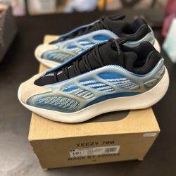 Yeezy 700 Arzareth Size 10.5 