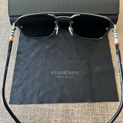 Pre Own Burberry Women sun glasses 