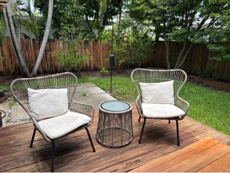 3-Piece Outdoor Patio Conversation Set – Excellent Condition
