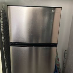 Mini Fridge w Freezer