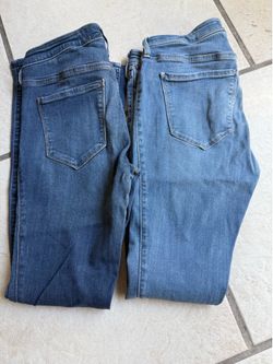 2-USED HOLLISTER MID-RISE JEAN LEGGINGS..SIZE.9R  ..$20 Dlls for both …GREAT CONDITION