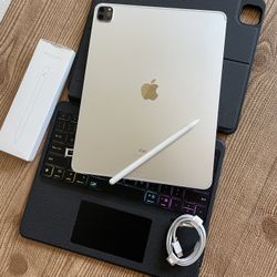 iPad Pro 12.9” (2020 model) 4th Generation 256gb  WiFi + Cellular Unlocked with pen  & keyboard 