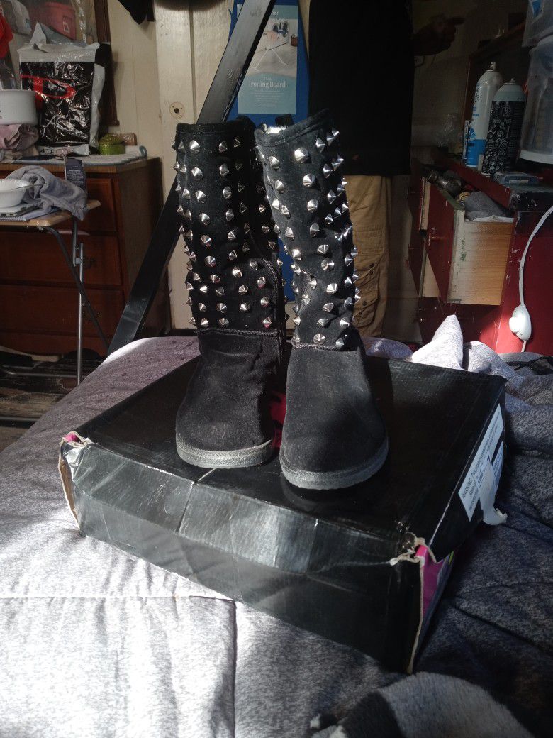 Black Snow Boots Size 5.5 Women's