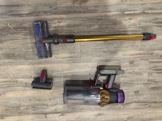 Dyson Cordless Stick Vacuum with Attachments (large capacity)