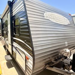 17 Aspen Trail 21Ft Travel Trailer BunkHouse Only 3300 Pounds Like New