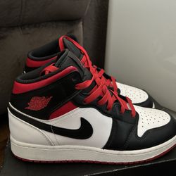 Air Jordan’s 1 MID