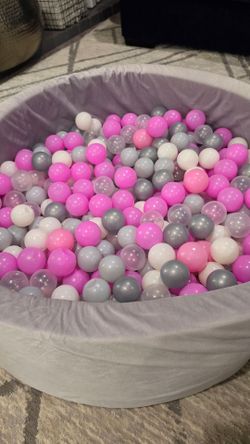 Ball pit with 300 balls