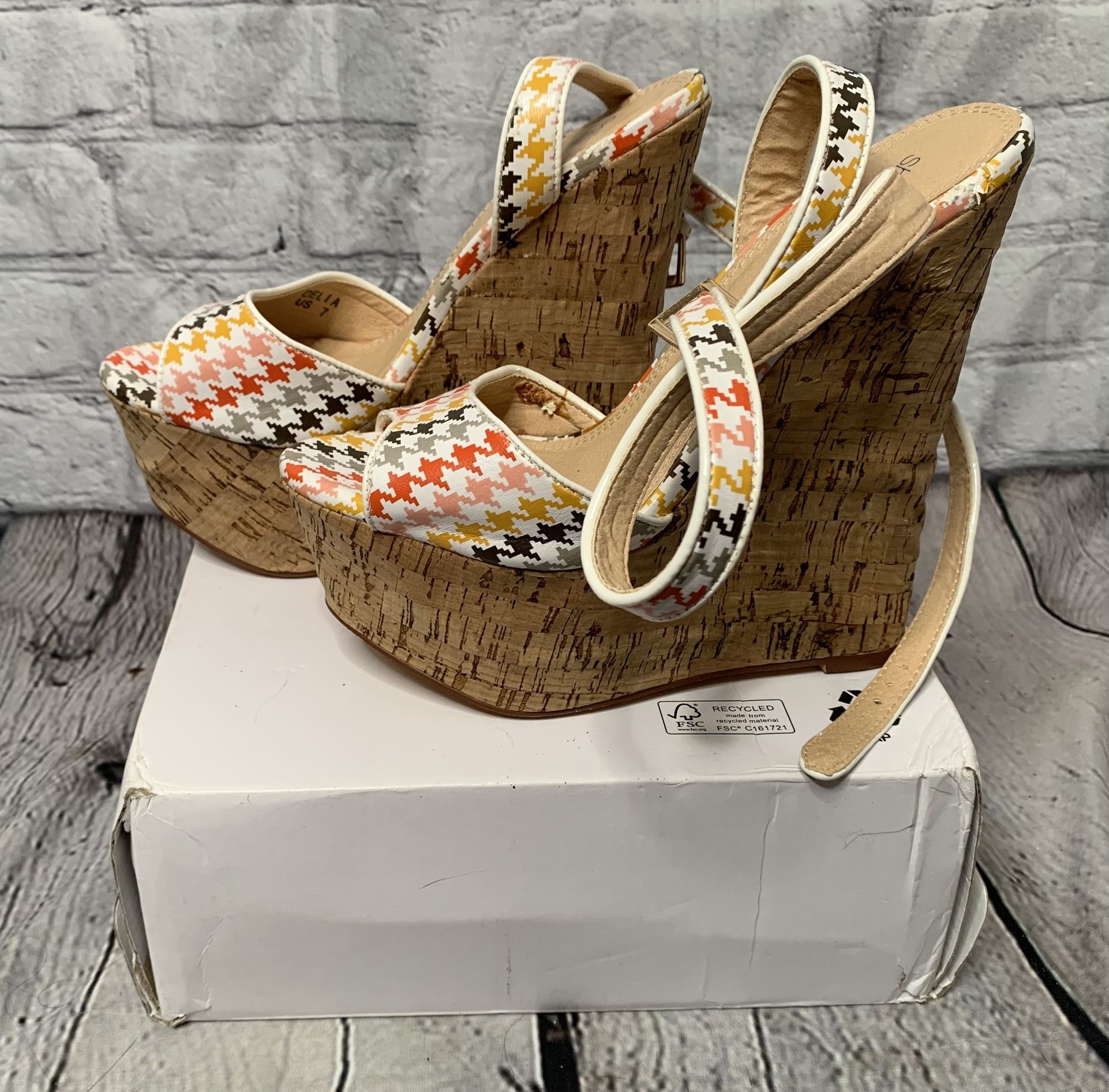 Shoe Dazzle Platform Wedges Size 7