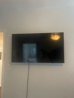 Smart Samsung TV with TV Mount
