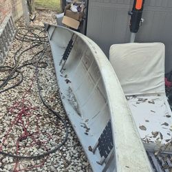 Nice fiberglass .... 15 1/2 ft ...... fishing canoe