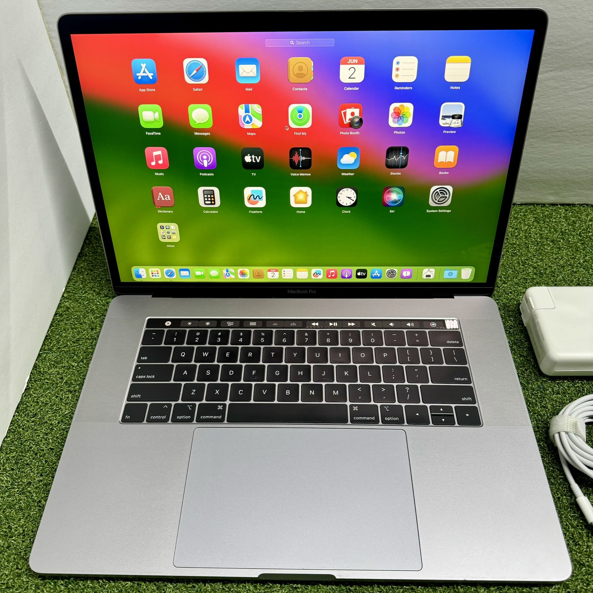 MacBook Pro 15.4β Core i7 2018-2019 | 16GB RAM | 512GB SSD | Space Gray | Battery π π With Charger | $498