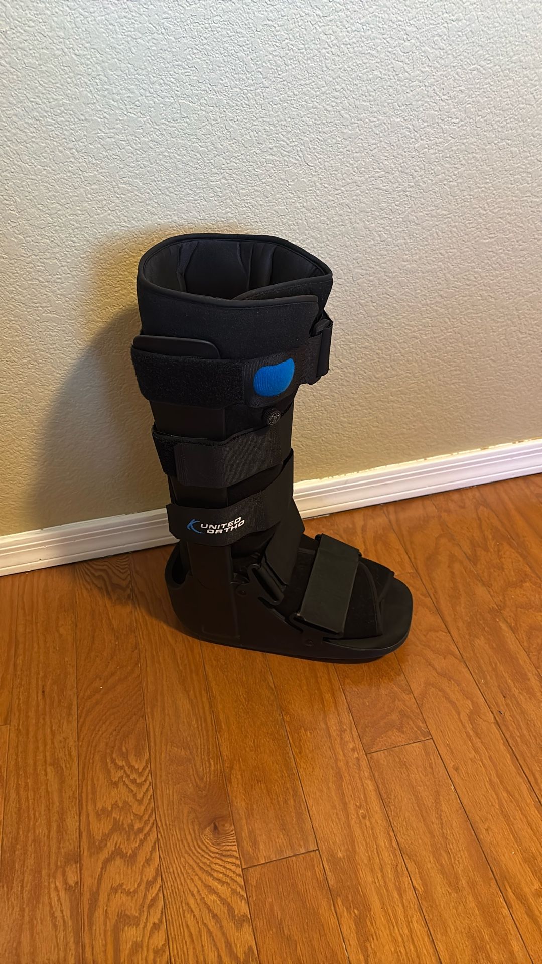 United Ortho Air Cam Walker Fracture Boot, Medium, Black