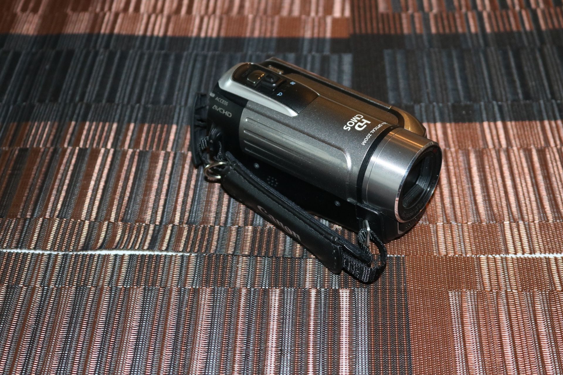 Canon VIXIA HF R10 Full HD 1080p Camcorder W/8GB Flash Memory (Silver)