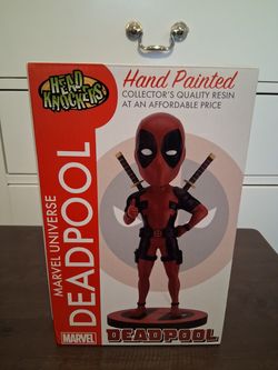 Marvel universe Deadpool head knockers statue. (New)