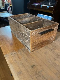 3-section wooden divider for displays/organizing. Ex cond. As is pick up. $5 measurements in photos.