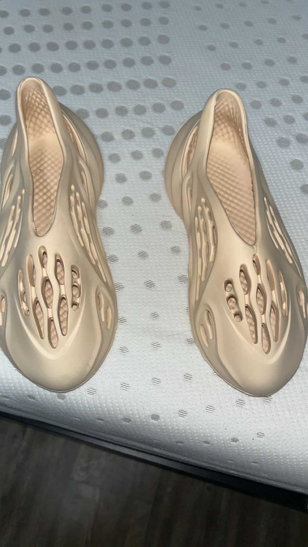 Size 8 women’s CN 39” adidas women’s Yeezy Foam Runner .