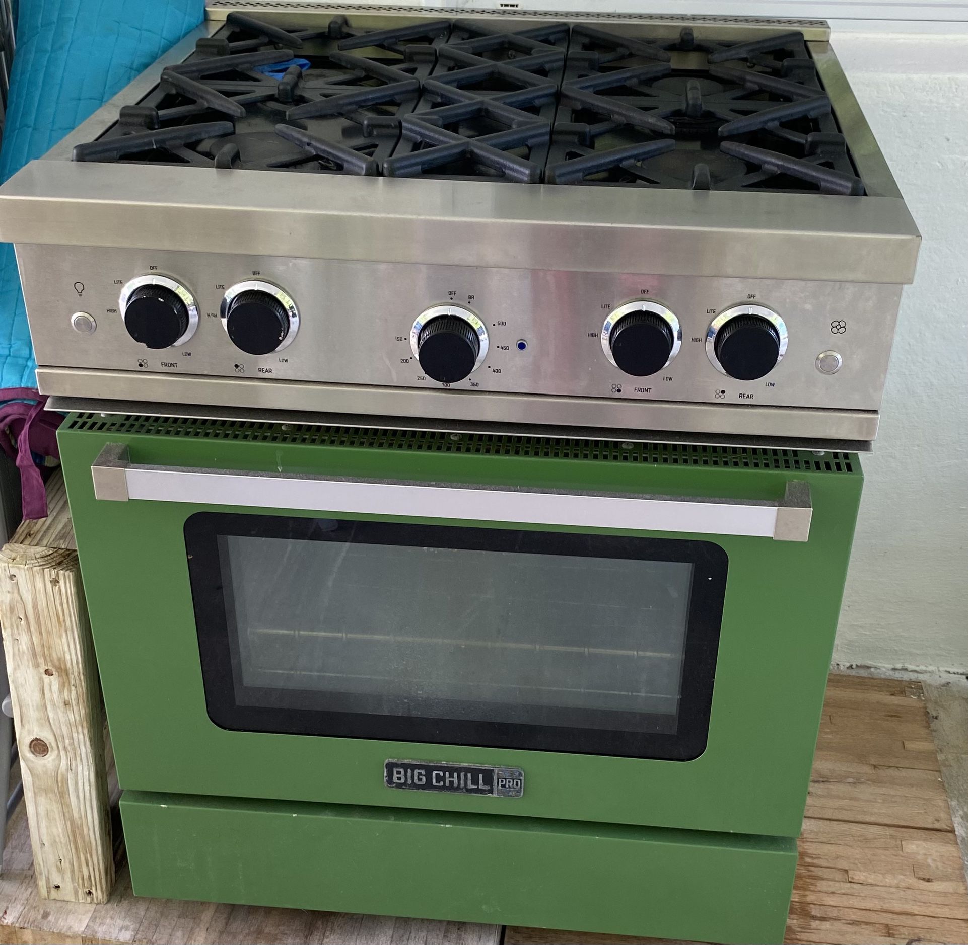 Big chill Brand Gas Stove. Great Condition. Costs $4600 New. 