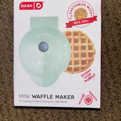 DASH MINI WAFFLE MAKER 