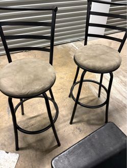 2 bar stools